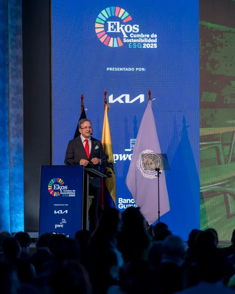 "Expositor durante conferencia en evento corporativo"