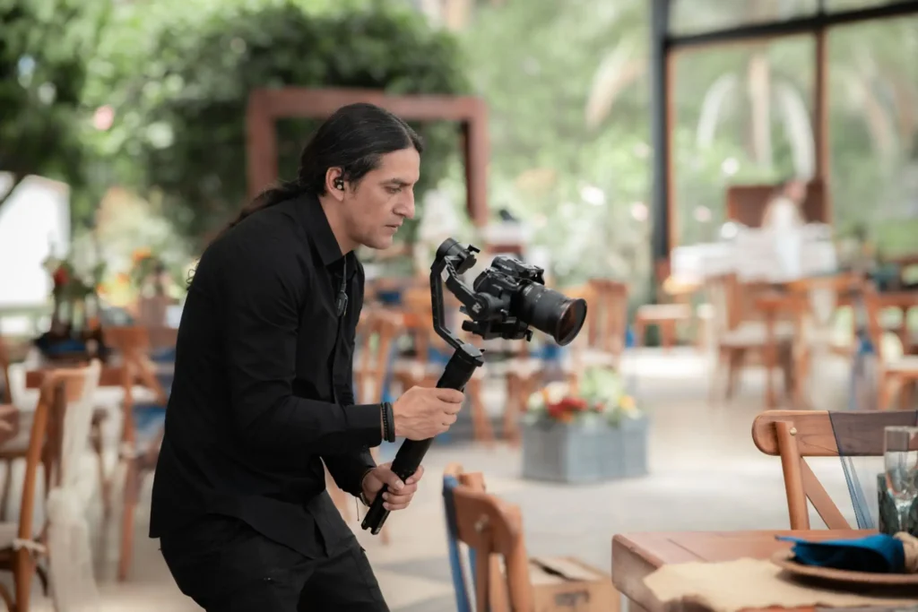 Diego Tapia realizando una producción fotográfica profesional para KimsaStudio
