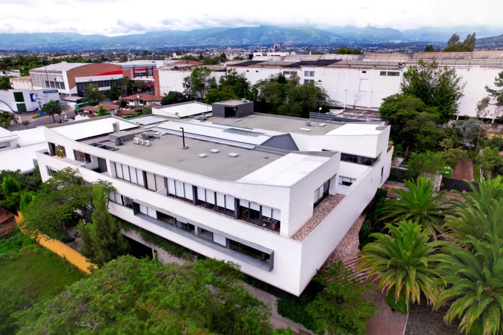 Fotografía aérea con dron de edificio de consultorios médicos ubicado en Cumbayá, Ecuador