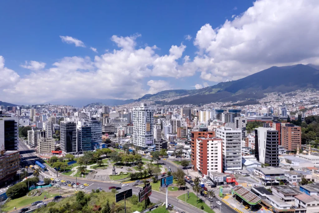 Fotografía aérea con dron de los edificios del sector Plaza Argentina en Quito, Ecuador