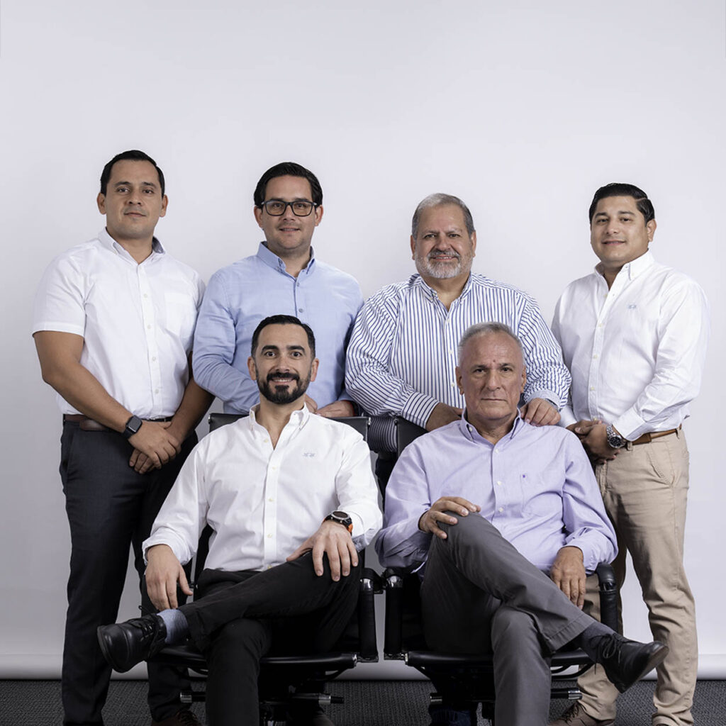 Equipo corporativo de colaboradores durante sesión fotográfica empresarial en Quito