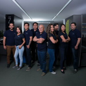 Equipo de colaboradores de empresa tecnológica posando en oficinas corporativas durante sesión fotográfica empresarial