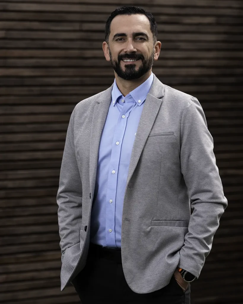 Retrato corporativo profesional realizado en exteriores para perfil ejecutivo y LinkedIn en Quito