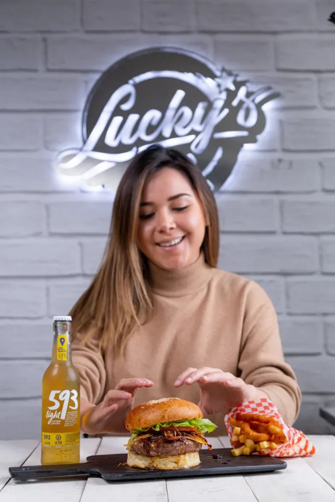 Mesa servida con variedad de platos gourmet y bebidas.