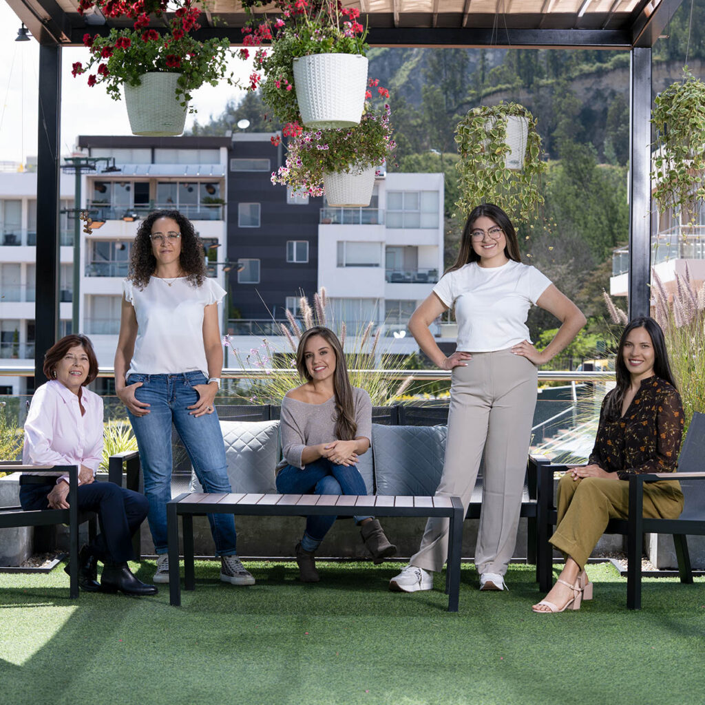 Fotografía corporativa de equipo de trabajo para colaboradores en exteriores Quito