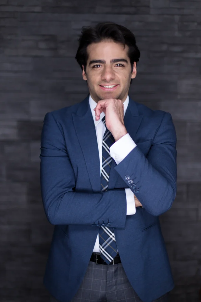 Fotografía corporativa de CEO en entorno profesional para perfil ejecutivo y comunicación institucional