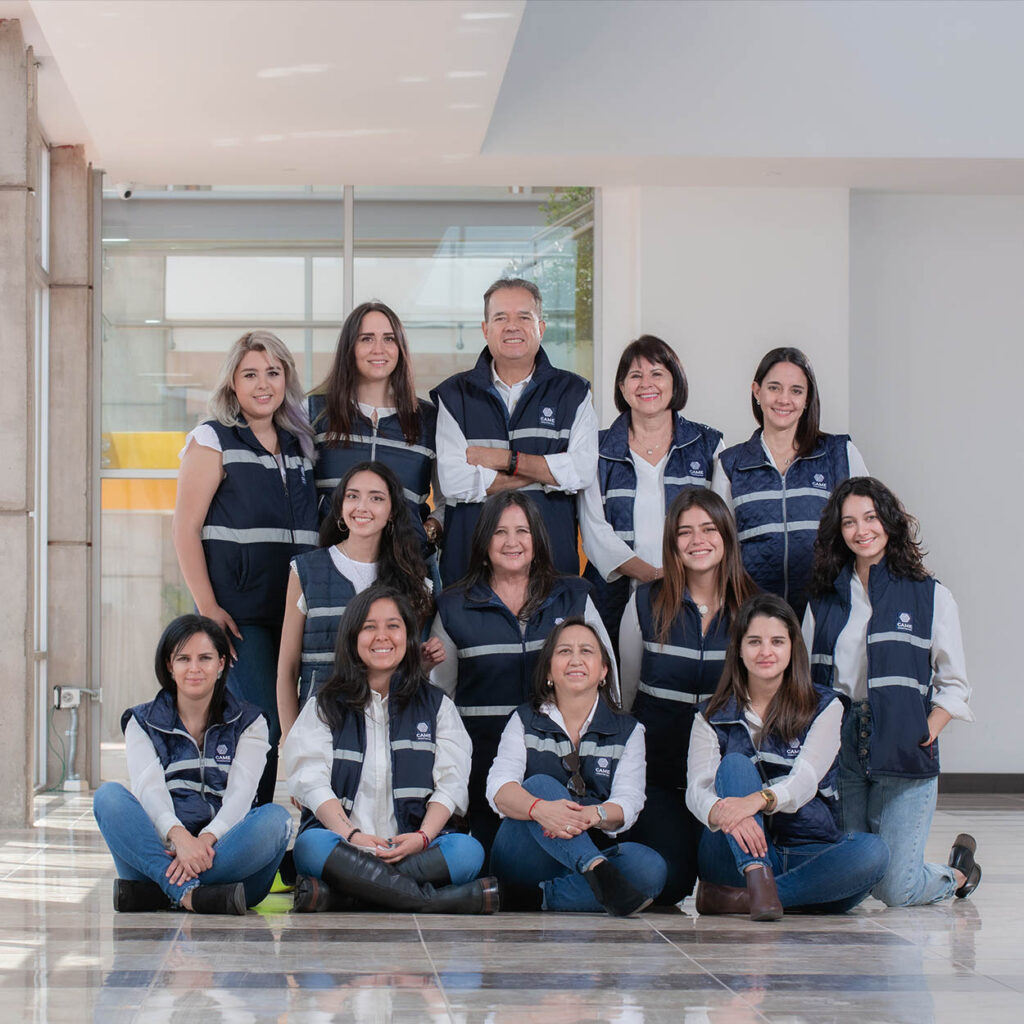 Fotografía corporativa de equipo de trabajo conformado por 12 colaboradores en oficinas empresariales de Quito