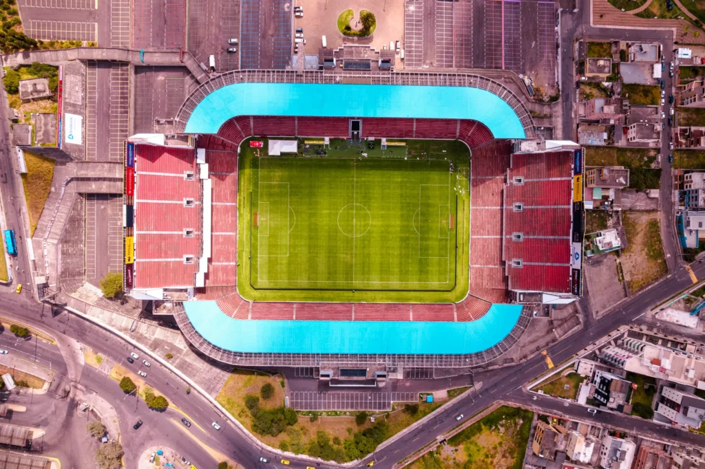Vista cenital del Estadio Rodrigo Paz Delgado en Quito capturada con dron durante una sesión de fotografía aérea