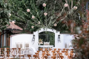 Altar decorado para una ceremonia de boda al aire libre en una quinta en Quito.