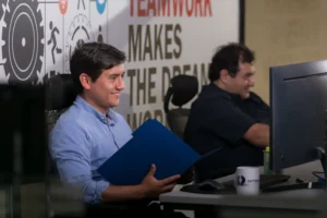 Colaboradores posando mientras trabajan en las instalaciones de una empresa durante una sesión de fotografía corporativa.
