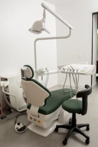 Consultorio odontológico moderno con equipamiento especializado.