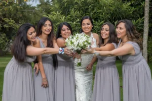 "La novia posando junto a su corte de honor durante el día de su boda."