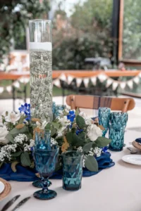 Decoración de la recepción de una boda con mesas elegantemente montadas.
