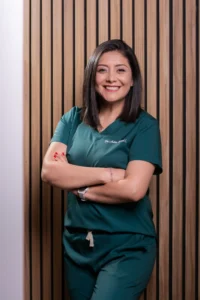Dentista preparando un procedimiento en un consultorio odontológico moderno.
