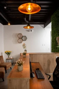 Recepción de una empresa con un diseño moderno y profesional.