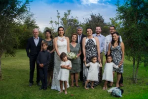 Familia de la novia posando durante la ceremonia de boda