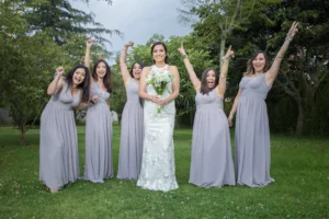 Novia posando con su grupo de amigos durante la celebración de su boda.