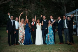 Fotografía grupal durante la recepción de la boda con familiares y amigos.