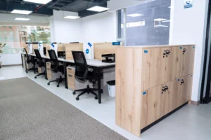 Interior de una oficina corporativa moderna con espacios de trabajo bien iluminados.