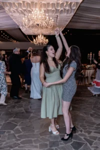 Invitados disfrutando y bailando durante la recepción de una boda en Quito.