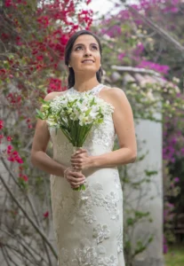 "Novia posando con elegancia durante una sesión de fotos el día de su boda."