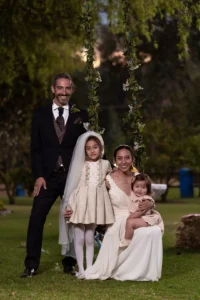 Novios posando junto a sus hijos durante una sesión de fotografías de boda en Quito.