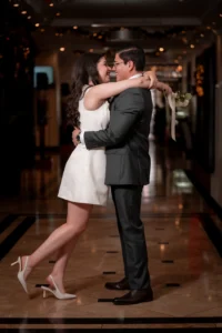 Novios posando durante la recepción de su boda en un hotel con un ambiente elegante
