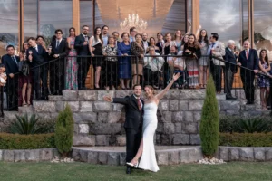 Fotografía grupal de los novios junto a sus familiares durante una boda en Quito.