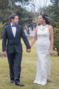 Pareja durante una sesión de fotos en un jardín el día de su boda.