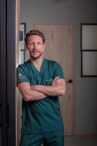 Retrato profesional de un dentista en su consultorio para imagen corporativa.