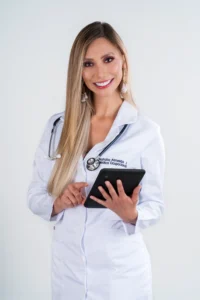 Retrato profesional de un médico en un consultorio con bata blanca.