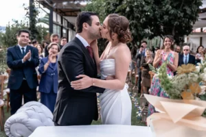 Primer beso de los novios al finalizar la ceremonia de boda.