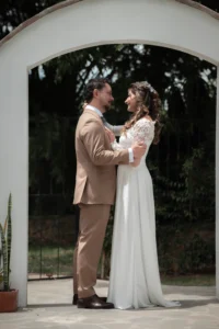 Retrato artístico de novios durante sesión de boda en exteriores.