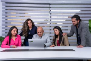 Sala de reuniones corporativa preparada para encuentros de trabajo.