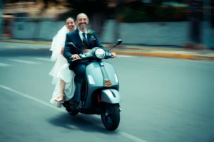 Novios saliendo de la iglesia en motocicleta al finalizar la ceremonia de boda