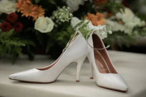 Zapatos de la novia fotografiados como detalle durante los preparativos de la boda